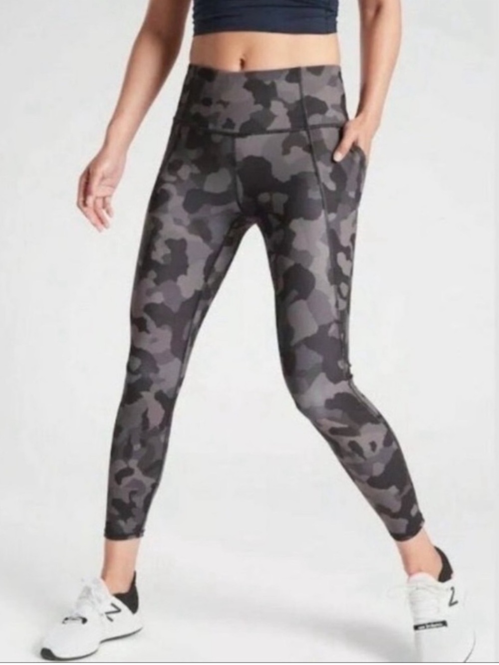 ATHLETA lightning camo 7/8 legging Size XS
